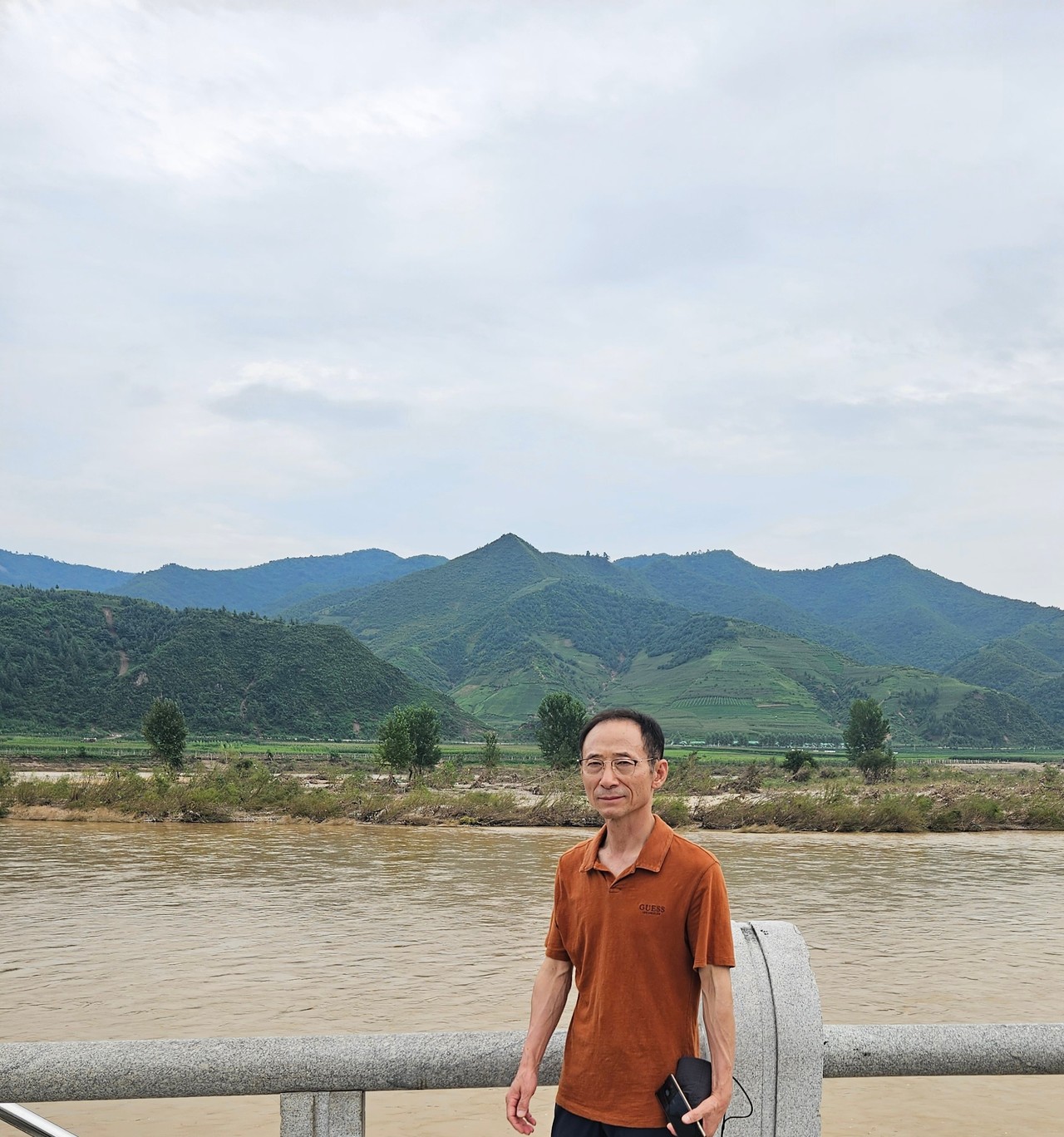 압록강 앞에서의 필자. 50m 압록강 건너가 바로 북한이다. [사진 제공 = 윤병열]
