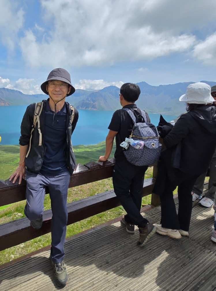 천지를 배경으로 포즈를 취한 필자. [사진 제공 = 윤병열]