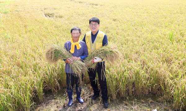 송포농협 심은보 조합장(오른쪽)과 황길선 조합원(왼쪽)이 첫 벼베기날 함께 자리했다.