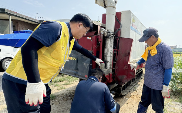 벼베기 전 콤바인을 살펴보고 있다.