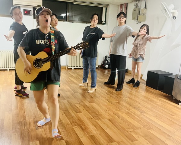최지숙씨의 지도로 연습을 하고 있는 바스락 멤버들.