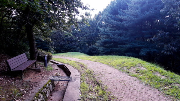 행주산성 산책로 토성 구간.