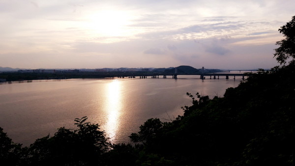 덕양산 기슭에서 내려다 본 한강의 노을. 