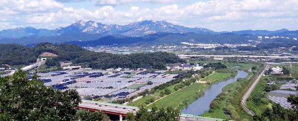 덕양산 정상에서 조망되는 북한산과 창릉천 경관. 