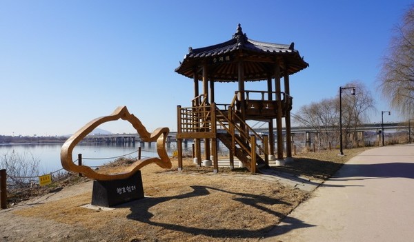 수변공원으로 정비된 옛 행주나루터 부근. 