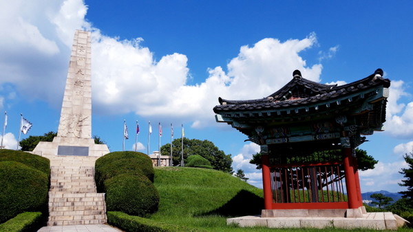 행주산성 정상의 신행주대첩비와 대첩비각. 