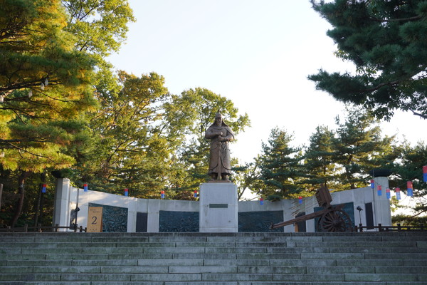 행주산성을 지키고 있는 권율 도원수 동상. 