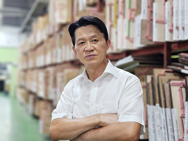 이용남 장항동기업인협회장은 “인쇄산업은 단순히 종이에 글자를 인쇄하는 것을 넘어 다양한 기술과 융합해 친환경·맞춤화 서비스를 통해 앞으로도 중요한 역할을 할 것”이라며 “인식과 발상의 전환으로 장항동 인쇄 집적지의 수많은 난제에 대해 머리를 맞대고 해답을 찾아갈 필요가 있다”고 말했다.