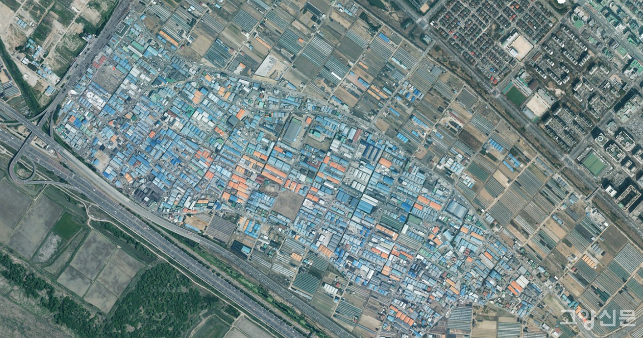 위에서 내려다 본 장항동 인쇄 집적지 전경. 장항동은 자유로와 가까워 접근성이 좋고 물류에도 최적지라 20여 년전부터 많은 인쇄 관련 기업들이 들어왔지만, 열악한 인프라와 노후화된 시설과 도로 등의 문제가 여전히 해소되지 않고 있다. [사진 출처 = 네이버 위성지도]