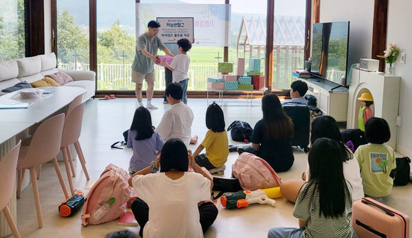 캠프에 참여한 어린이들이 후원물품을 전달 받았다.