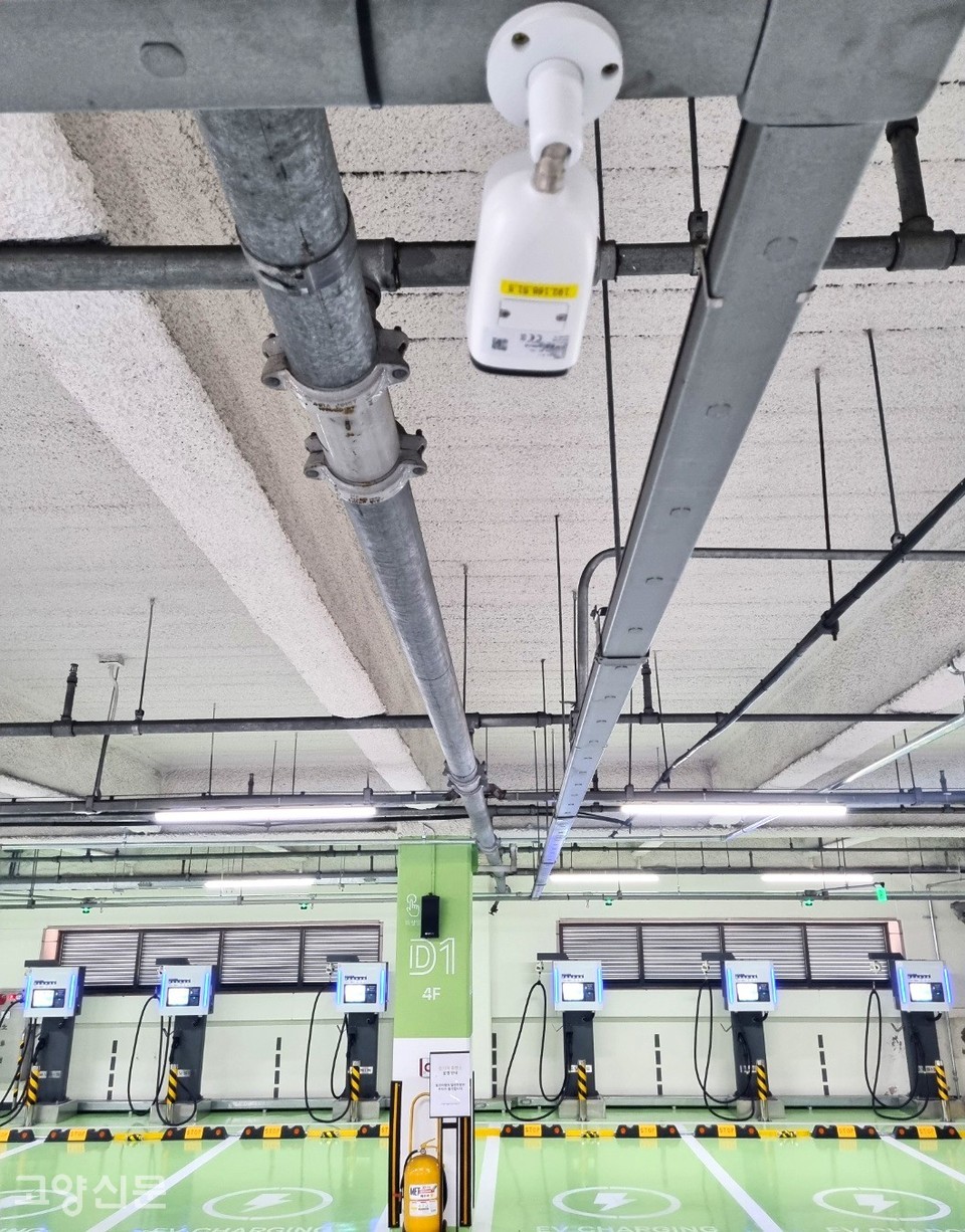 롯데백화점 일산점 안전관리팀은 주차장을 비롯해 건물 구석구석에 설치한 AI 카메라를 학습시키고 실시간으로 모니터링 한다.