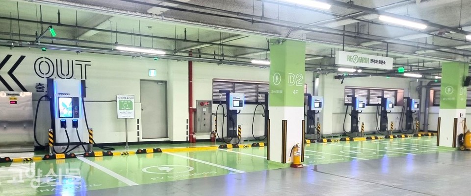  전기차 화재 방지 시스템을 갖춘 롯데백화점 일산점 주차장.