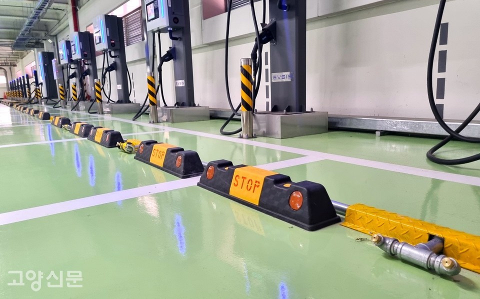 전기차 화재 시 차량 배터리 방향으로 강력한 물이 나올 수 있도록 설치한 하부 살수장치. 김대성 안전관리팀장은 "기존 스프링클러는 화재가 난 한참 후 작동돼 화재를 진압하기 어렵다"며 "AI 카메라로 미리 화재를 감지 후 상·하부에 살수장치를 설치해야 화재 확산을 지연하고 대피시간을 확보한다"고 말했다.