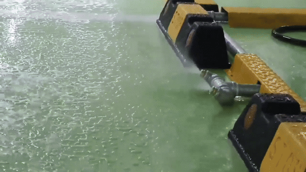 롯데백화점 일산점 주차장 화재 방지 시연 장면. 천장 스프링클러와 상부 살수장치, 주차면 바닥 살수장치가 동시에 작동해 화재 진압에 더 효과적이다.