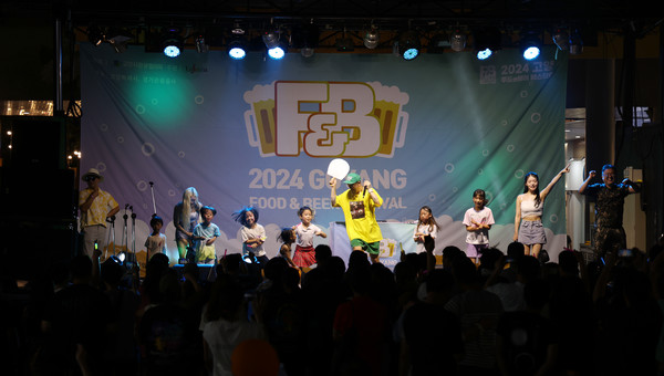 어린이들도 무대에 올라가 춤을 추고 노래를 부르고, 가족이 함께 즐기는 페스티벌이 됐다. 