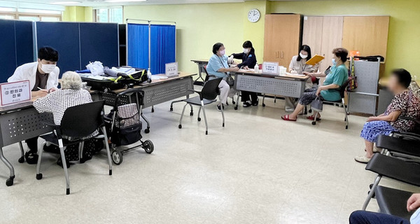 경기도의료원의정부병원과 고양신세계안과가 문촌7종합사회복지관에서 검진을 하고 있다.