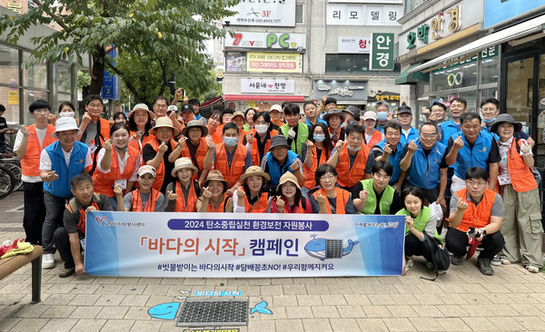 고양시자원봉사센터가 빗물받이에 쓰레기 투기 방지를 위한 ‘바다의 시작’ 캠페인을 진행했다.