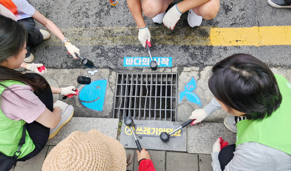 빗물받이에 붙인 '바다의 시작'과 '쓰레기 안돼요' 스티커.