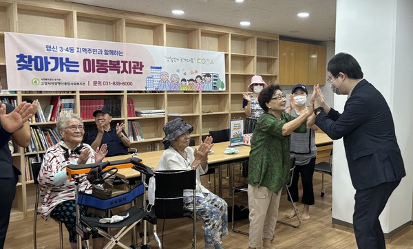  덕양행신종합사회복지관이 지역주민을 위한 무료 이동진료 ‘8월을 팔팔하계’를 성황리에 마쳤다.