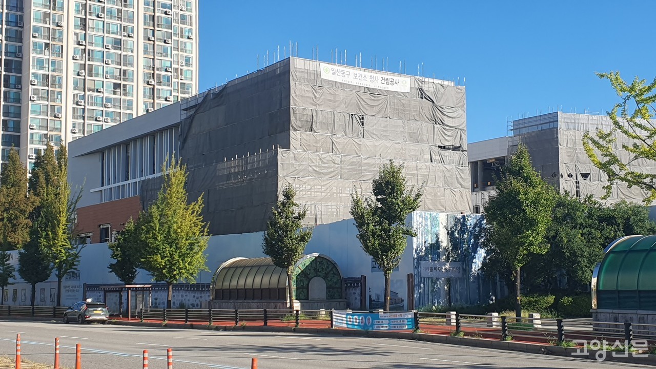 일산동구 안산공원 인근에 신축되는 일산동구보건소는 올해 12월 준공, 내년 4월 개청이 이뤄질 예정이다. 신축 일산동구보건소는 4층 높이의 본관과 별관으로 구성된다.