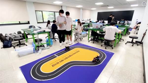 한국항공대 자율주행자동차 제작 워크숍에 참여한 학생들. 한국항공대는 소프트웨어 중심의 융복합 인재양성을 위한 다양한 맞춤형 교육을 하고 있다.