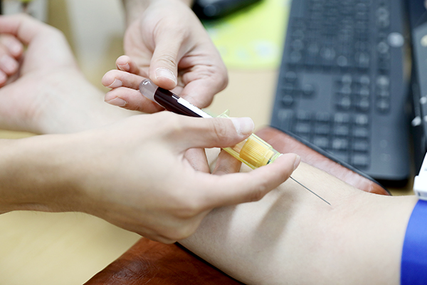 혈액검사 장면 [사진 제공 = 일산백병원]