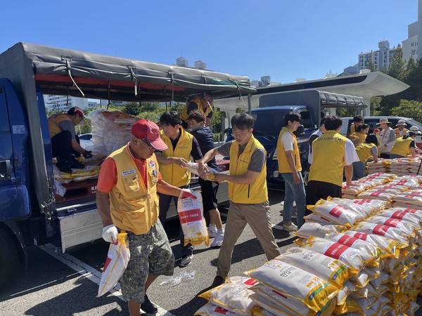 적십자 희망풍차 ‘사랑의 백미나눔’ 봉사활동 준비 중인 적십자 봉사원들. [사진제공=윤나영]