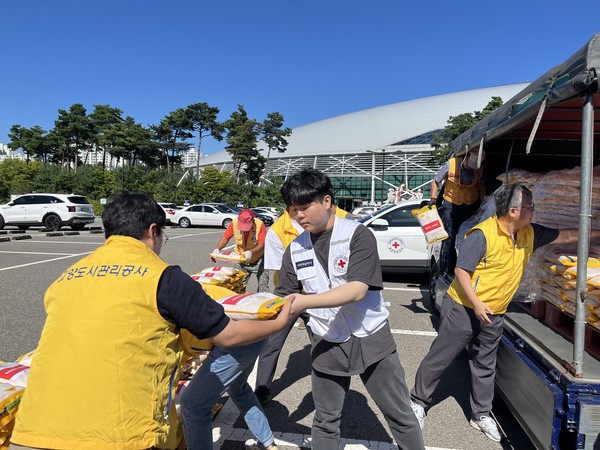 각 가정에 쌀을 전달하기 위해 준비하는 봉사원들. [사진제공=윤나영]