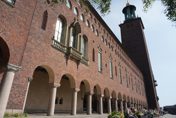 덴마크 수도 코펜하겐의 뉘하운 운하 주변에 형형색색의 건물들이 들어서있다. 2. 코펜하겐 왕립도서관 옆 운하에서 성소수자들이 유람선을 타고 퍼레이드를 펼치고 있다.3. 북해의 아름다운 풍경이 내려다보이는 노르웨이 옛 수도 베르겐시 주변 산 7부 능선까지 집들이 들어서 있다.4. 관광객들이 유람선을 타고 송네 피오르드의 절경을 즐기고 있다.5. 노르웨이 오슬로 중심가에 자리한 뭉크미술관.6. 스웨덴 스톡홀름시의 랜드마크인 시청사에는 연중 관광객이 붐빈다.7. 노벨상 수상자를 16명 배출한 웁살라대학의 중앙도서관 전경.8. 스톡홀름에서 헬싱키를 오가는 크루즈에서 바라본 전원 풍경.9. 핀란드 헬싱키의 시벨리우스공원.10. 헬싱키 최대 관광지로 변신한 수오멘린나 요새.