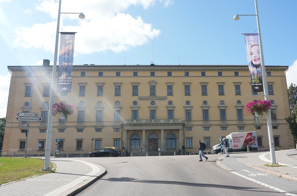 덴마크 수도 코펜하겐의 뉘하운 운하 주변에 형형색색의 건물들이 들어서있다. 2. 코펜하겐 왕립도서관 옆 운하에서 성소수자들이 유람선을 타고 퍼레이드를 펼치고 있다.3. 북해의 아름다운 풍경이 내려다보이는 노르웨이 옛 수도 베르겐시 주변 산 7부 능선까지 집들이 들어서 있다.4. 관광객들이 유람선을 타고 송네 피오르드의 절경을 즐기고 있다.5. 노르웨이 오슬로 중심가에 자리한 뭉크미술관.6. 스웨덴 스톡홀름시의 랜드마크인 시청사에는 연중 관광객이 붐빈다.7. 노벨상 수상자를 16명 배출한 웁살라대학의 중앙도서관 전경.8. 스톡홀름에서 헬싱키를 오가는 크루즈에서 바라본 전원 풍경.9. 핀란드 헬싱키의 시벨리우스공원.10. 헬싱키 최대 관광지로 변신한 수오멘린나 요새.