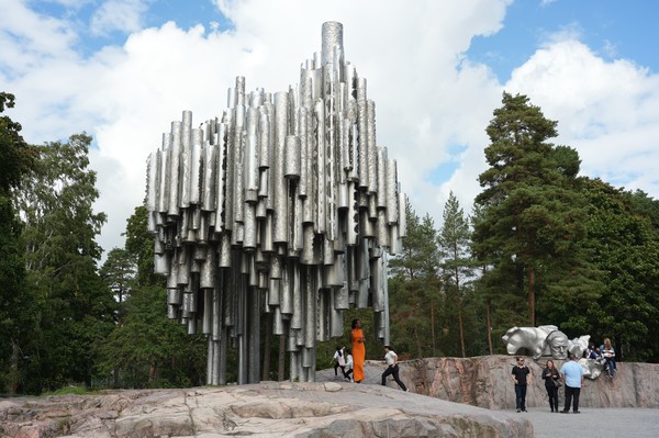 덴마크 수도 코펜하겐의 뉘하운 운하 주변에 형형색색의 건물들이 들어서있다. 2. 코펜하겐 왕립도서관 옆 운하에서 성소수자들이 유람선을 타고 퍼레이드를 펼치고 있다.3. 북해의 아름다운 풍경이 내려다보이는 노르웨이 옛 수도 베르겐시 주변 산 7부 능선까지 집들이 들어서 있다.4. 관광객들이 유람선을 타고 송네 피오르드의 절경을 즐기고 있다.5. 노르웨이 오슬로 중심가에 자리한 뭉크미술관.6. 스웨덴 스톡홀름시의 랜드마크인 시청사에는 연중 관광객이 붐빈다.7. 노벨상 수상자를 16명 배출한 웁살라대학의 중앙도서관 전경.8. 스톡홀름에서 헬싱키를 오가는 크루즈에서 바라본 전원 풍경.9. 핀란드 헬싱키의 시벨리우스공원.10. 헬싱키 최대 관광지로 변신한 수오멘린나 요새.