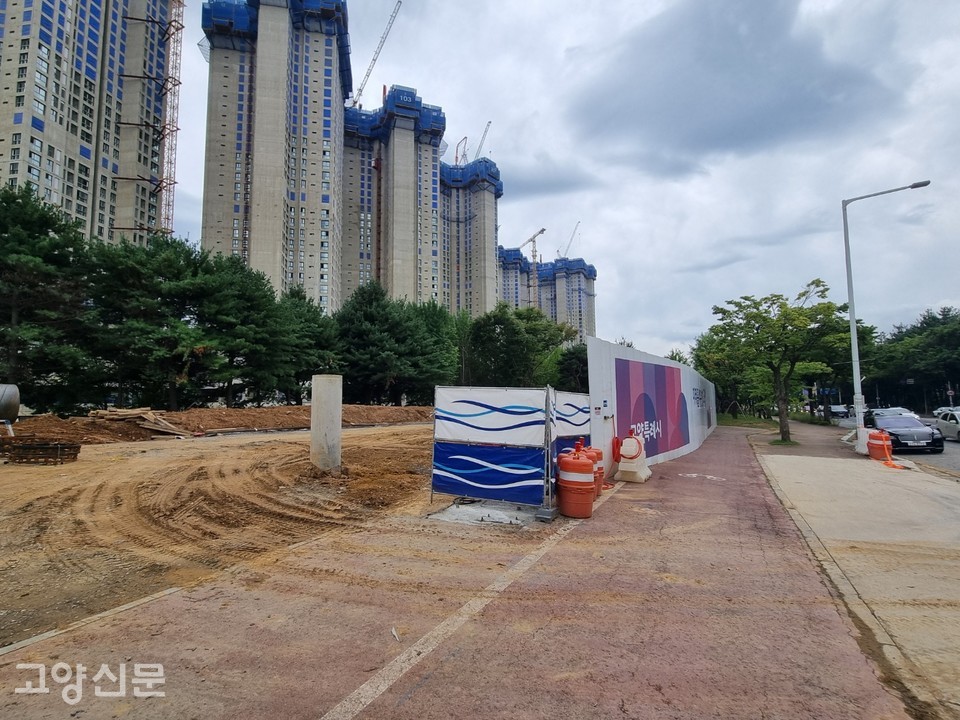 정발마을1단지 버스정거장 지점에 생기는 '오버브리지'  공사 현장.