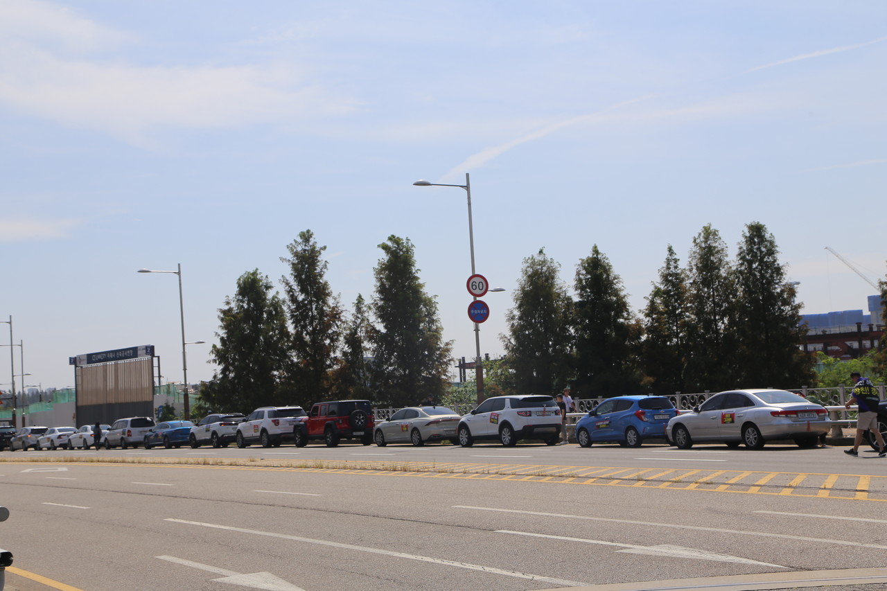 31일 CJ라이브시티 아레나 공사현장 앞 도로에 모여  시위를 준비 중인 차량들. 