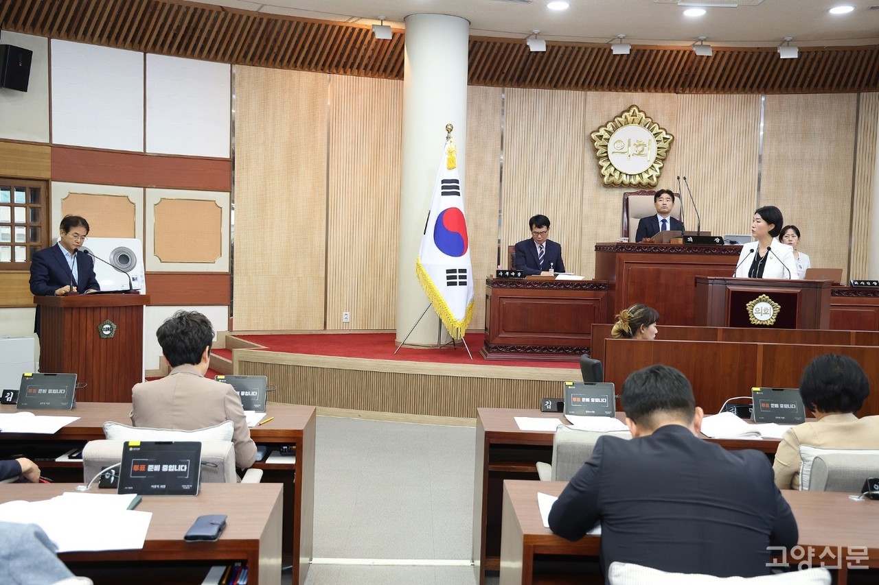 이동환 시장과 1문1답을 주고 받는 손동숙 의원. 