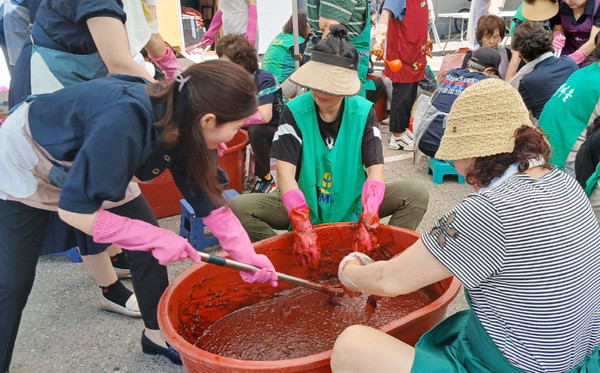 장항2동 새마을부녀회가  ‘은빛 사랑의 장 나누기’ 사업에 동참했다.