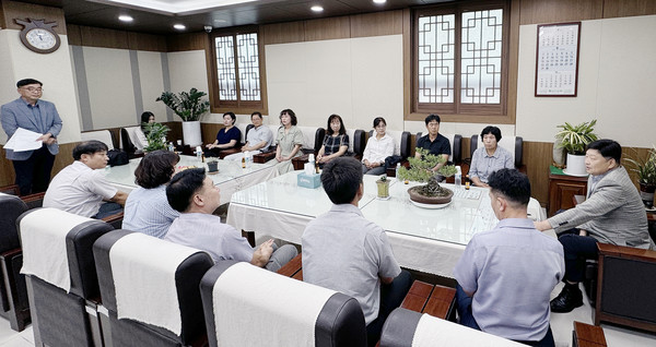 홍성규 조합장이 조합원들과 다양한 이야기를 나누고 있다.