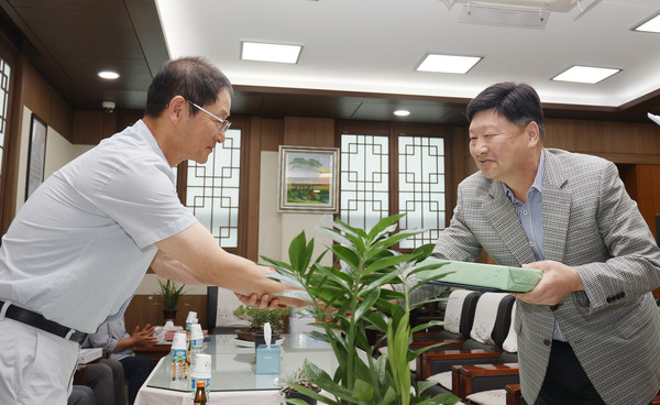 조합원 한명 한명에게 장학금을 전달하는 홍성규 조합장.