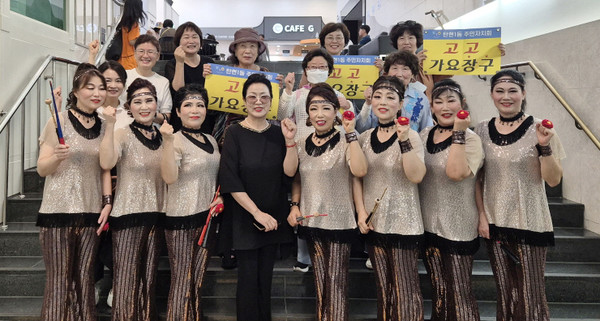 '2024년 경기도 주민자치 문화 경연대회’에서 장려상을 수상한 탄현1동 주민자치 프로그램 ‘덩실예술단’.