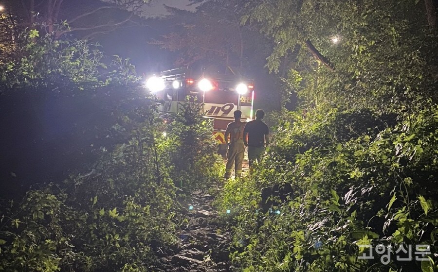 화재신고를 받고 출동했지만, 진입로가 폐쇄돼 120m 떨어진 위치에서 멈춰서버린 소방차.