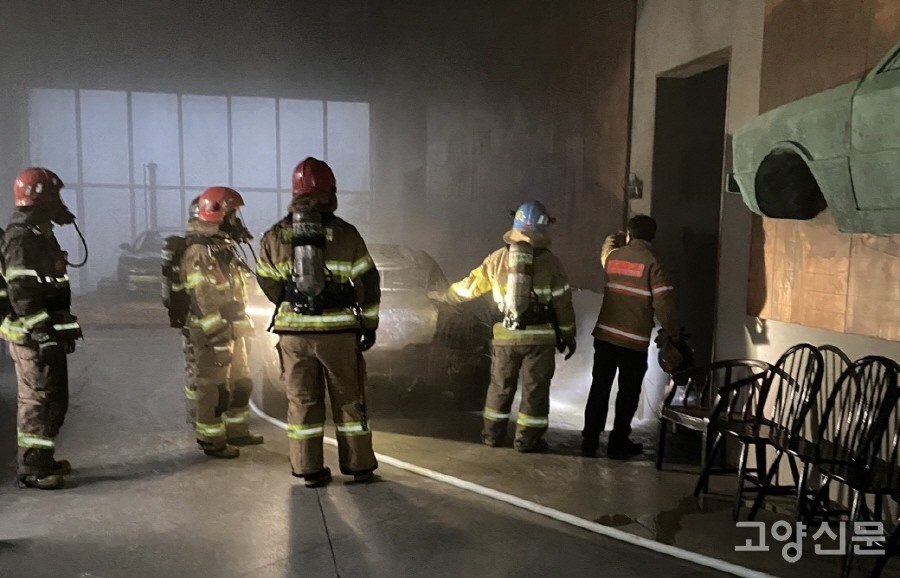 소방호스를 끌고 걸어서 접근해 진화작업을 펼친 소방대원들. 