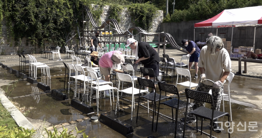 포마자동차디자인미술관 마당에서 집기와 전시물 청소작업을 하고 있는 봉사자들. 