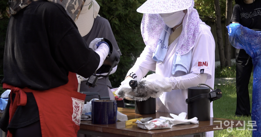 봉사자들은 무더운 날씨에도 불구하고 소장품과 자료 하나하나를 정성껏 닦으며 미술관의 재기를 응원했다.
