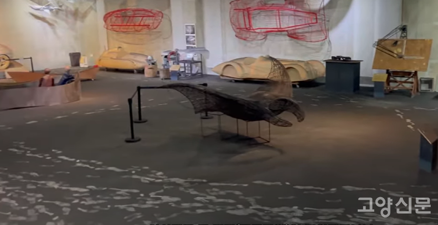 초기진화가 늦어져 연기와 분진을 뒤집어 쓴 미술관의 전시물들.  