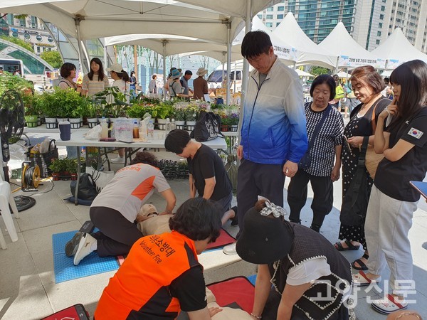 심폐소생술 체험에도 참가자들의 많은 관심이 쏟아졌다.