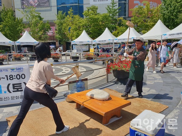 쫀득한 찹쌀 떡메치기도 인기였다.