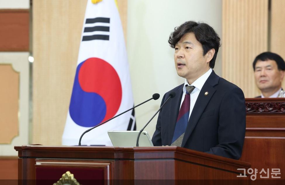 신현철 시의원이 2일 고양시의회 시정질문을 통해 킨텍스 전시장 노후화에 대한 시의 대안을 묻고 있다.