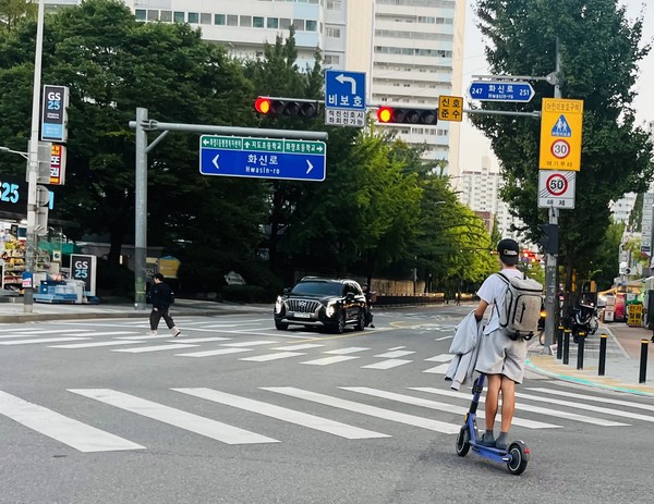지난 6월 사고 이후에도 전동킥보드의 안전사고 방지 대책이 제대로 마련되지 못하고 있다. 