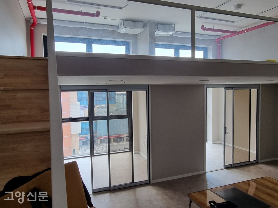 한 분양자는 오피스 2개를 분양받아 복층 시설  인테리어를 마친 후 뒤늦게 철거통보를 받아 망연자실해 했다. 사진의 복층 시설도 모두 철거해야 하는 상황이다.