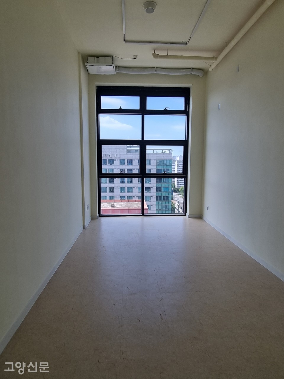 오피스 층고는 3.9m이며 분양 당시 아래층 2.3m, 복층 1.6m로 오피스를 소개했다. 현재 이 오피스는 사진에서와 같이 층고 3.9m, 단층으로만 이용이 가능하다.