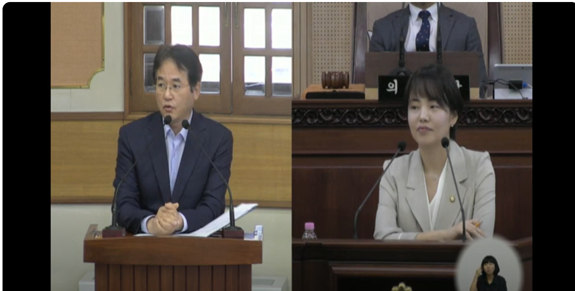 3일 정민경 시의원 시정질문 추가질의 시간에 이동환 시장과 정 의원이 '300억 투자의향서' 체결에 대해 일문일답하고 있다.